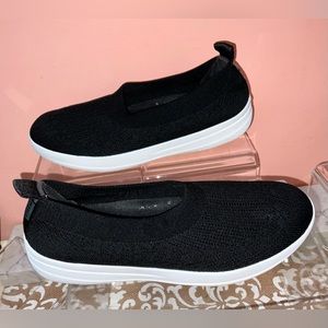 Fitflops Black Slip On Sneakers Style 083-001 Gently Used Women’s Size 8.5 CLEAN